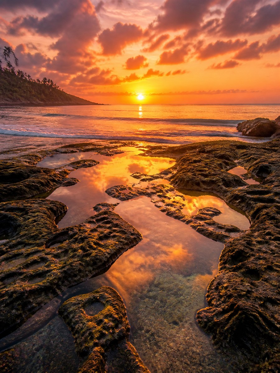Sunset di tepi karang pantai