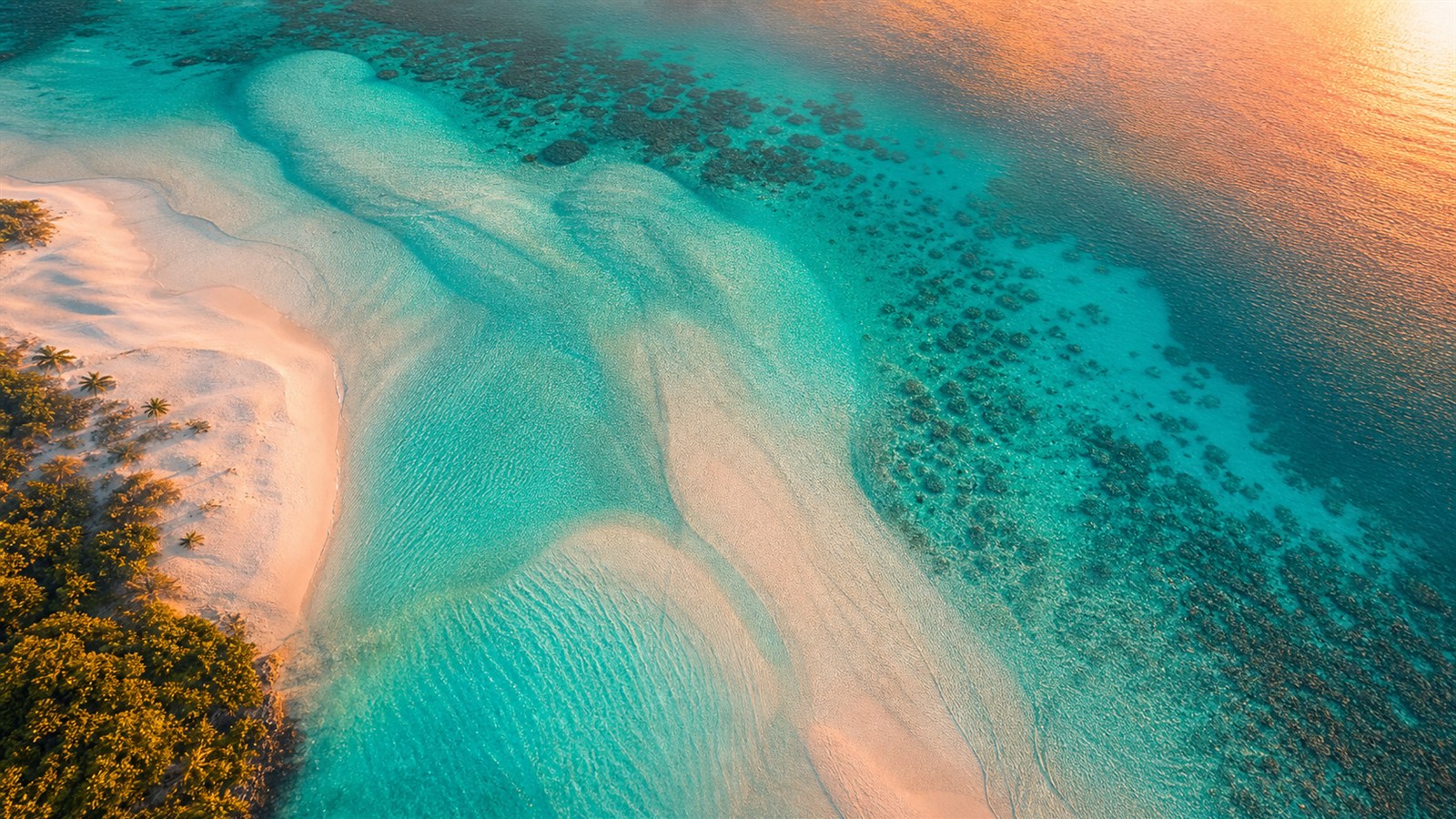 Laguna air laut turquoise yang jernih